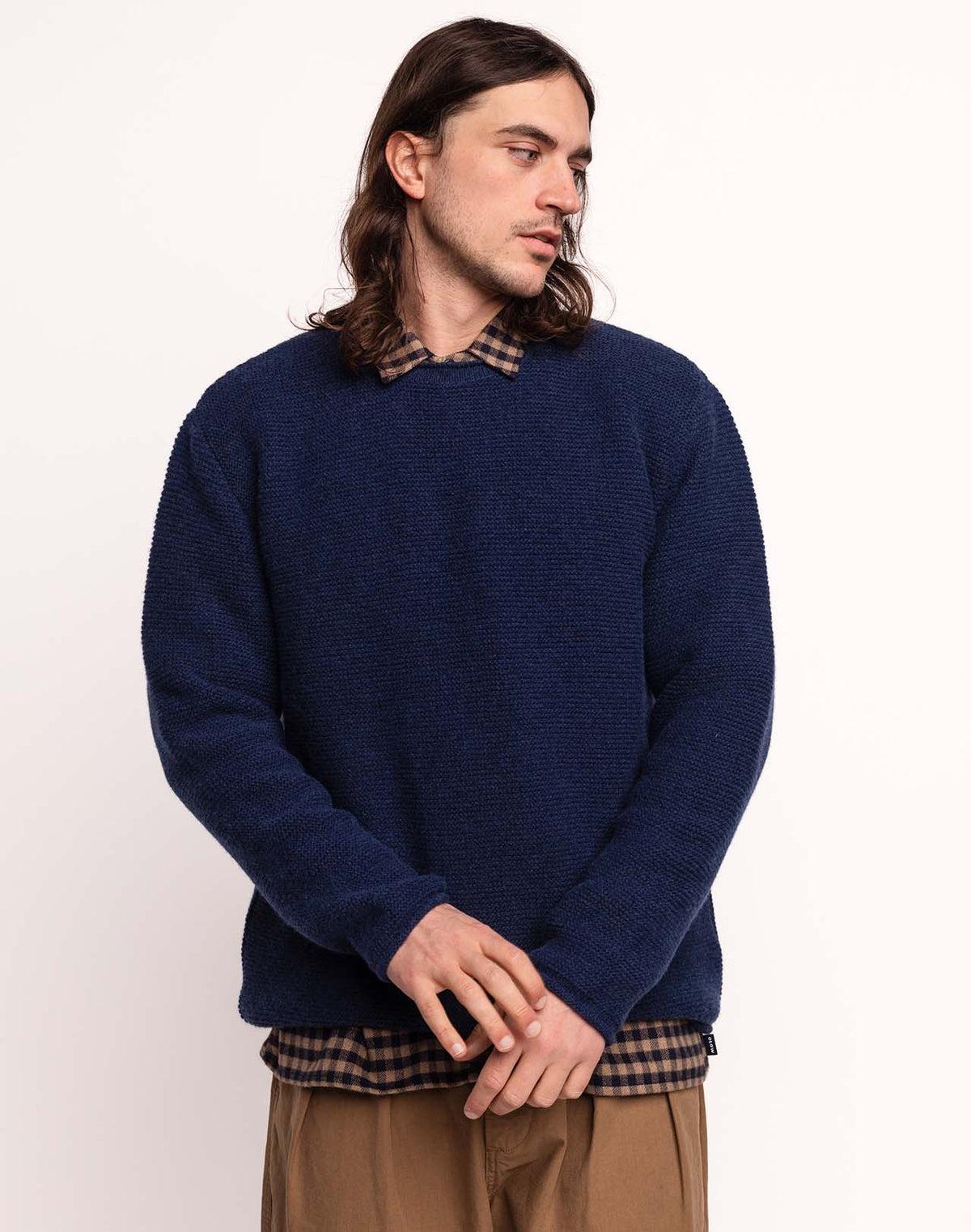 OLOW Lesco Merinowollpullover in Dunkelblau – Herren Stylingansicht